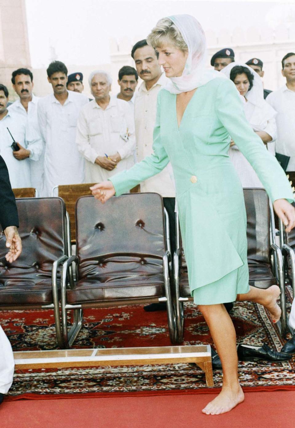 A barefoot Princess Diana enters the historical Badshahi Mosque in Lahore, Pakistan, on Wednesday, Sept. 25, 1991, which was built by Moghul emperors. It is a custom of the Muslim religion that shoes are not worn in places of worship. (AP Photo/Zahid)