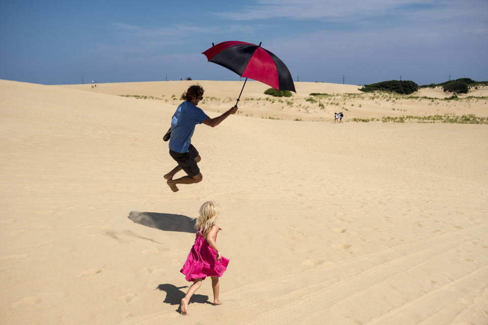 <p>After watching the solar eclipse (90% total) atop Jockey’s Ridge State Park, Outer Banks, N.C., 2017. (© David Alan Harvey/Magnum Photos) </p>