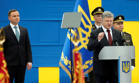 Ukrainian President Petro Poroshenko (2nd R), Defence Minister Stepan Poltorak (R) and Polish President Andrzej Duda (L) attend Ukraine's Independence Day military parade in central Kiev, Ukraine, August 24, 2016. REUTERS/Gleb Garanich