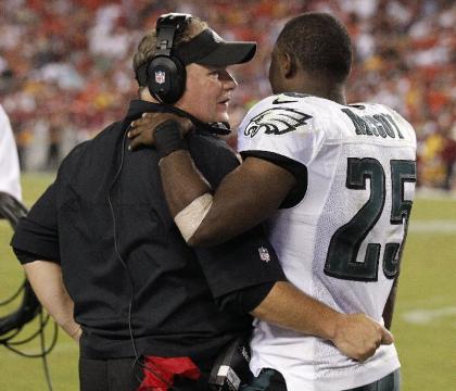 Philadelphia Eagles head coach Chip Kelly talks with running back LeSean McCoy. (AP)