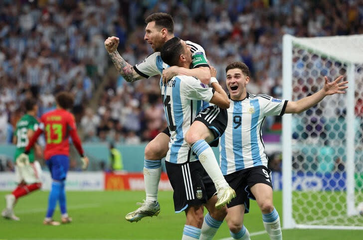 Foto del sábado del capitán de Argentina Lionel Messi celebrando tras marcar ante México