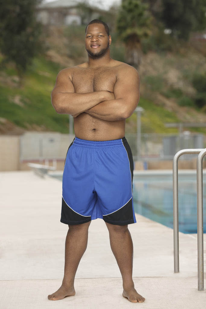 Weighing in at more than 300 pounds, Detroit Lions defensive tackle Ndamukong Suh is trading in his pads for trunks as he competes on ABC's "Splash."