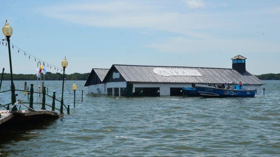 El museo del Puerto Bolívar hundido en la bahia.