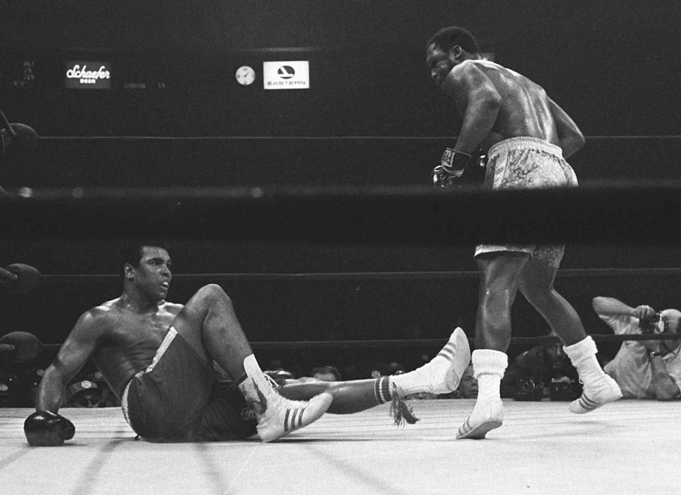 Frazier's 15th-round knockdown of Ali. (AP Photo)