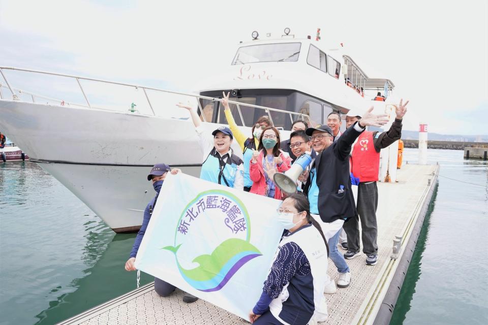 搭乘新北市藍海艦隊的船舶，出航撈除海漂垃圾。   圖：新北市環保局提供