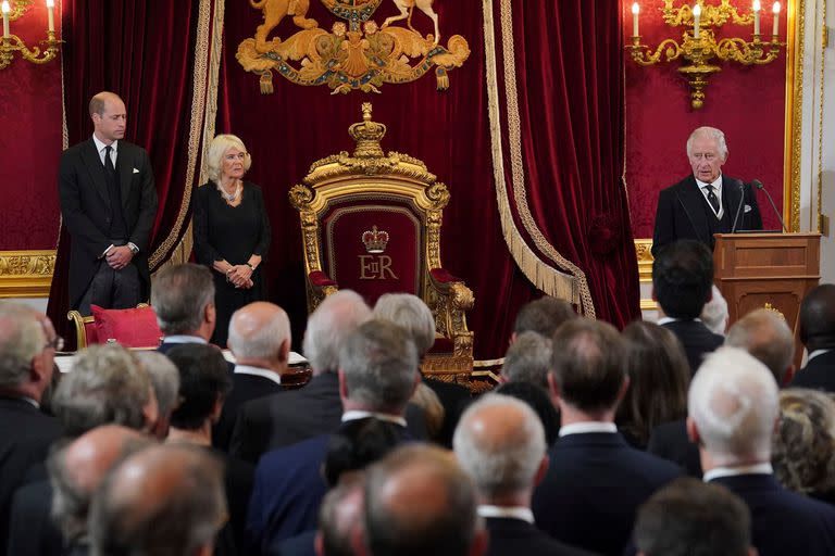 El príncipe Guillermo de Gran Bretaña, Camila, la reina consorte y el rey Carlos III, ante los miembros del Consejo Privado en el Salón del Trono durante el Consejo de Adhesión en el Palacio de St James