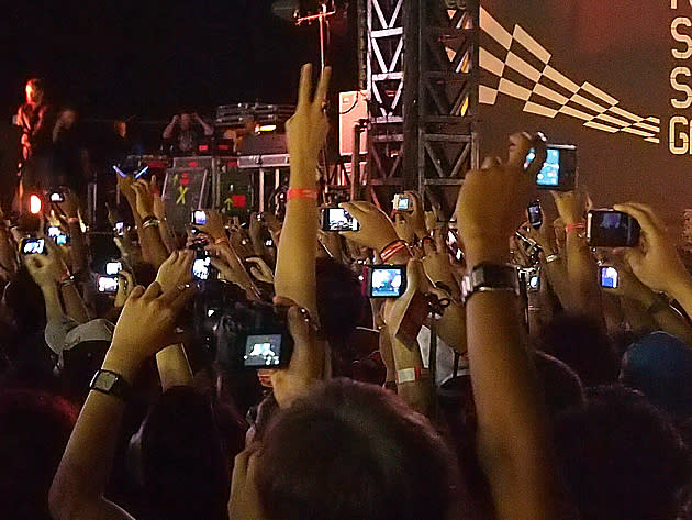 Fans were wild throughout the one-and-a-half hour concert. (Yahoo! photo/Henry Lim)