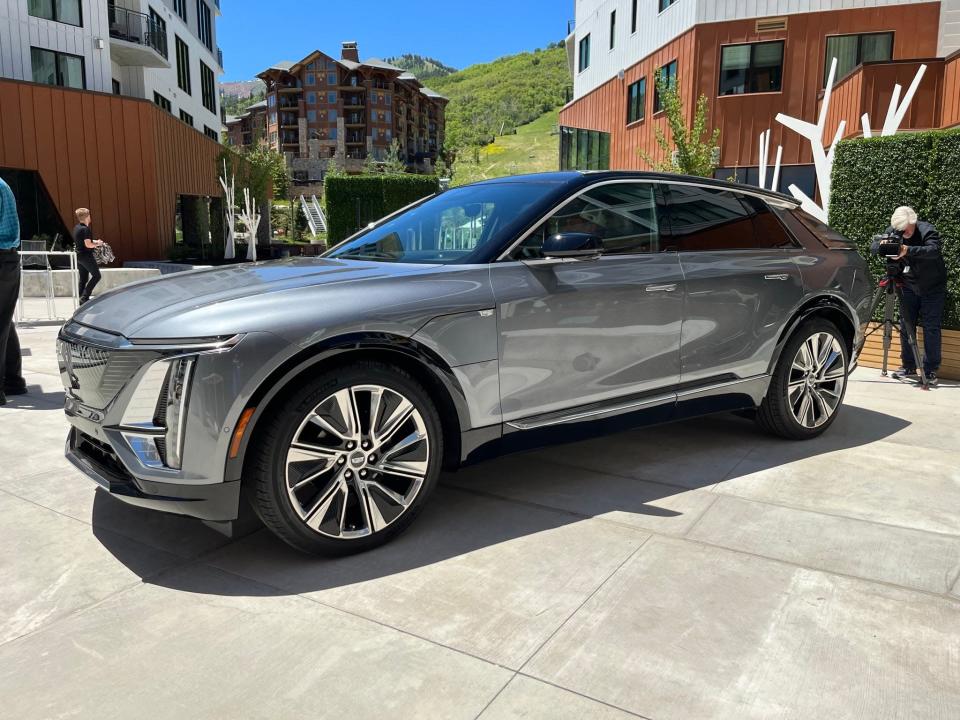 Den 2023 Cadillac Lyriq gehéiert zu den éischten elektresche Luxus-SUVs fir ze verkafen.