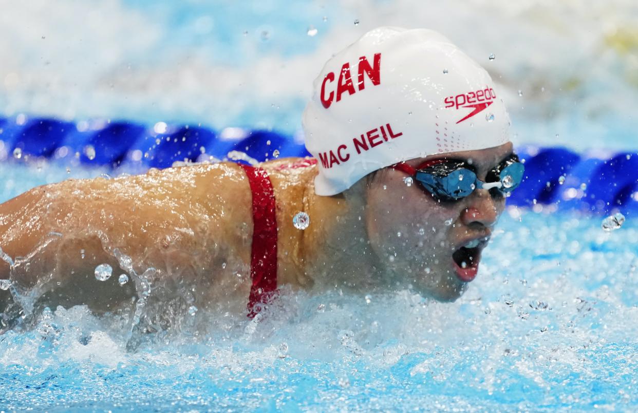 <span class="caption"> La Canadienne Margaret Mac Neil nage vers la médaille d’or lors de la finale du 100 mètres papillon féminin aux Jeux olympiques de Tokyo. </span> <span class="attribution"><span class="source">La Presse Canadienne/Frank Gunn </span></span>