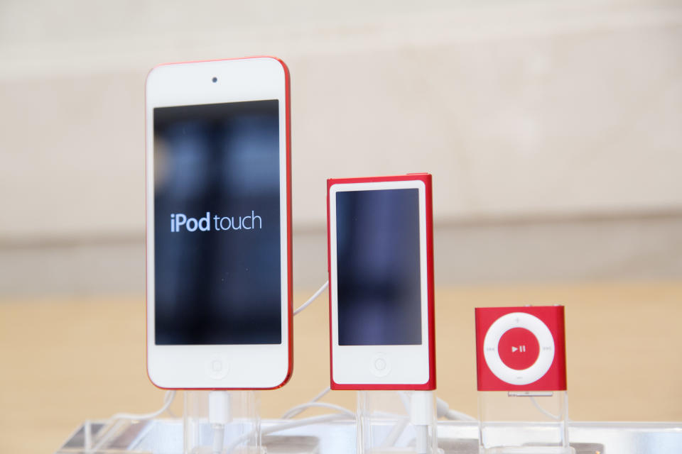 Modelos del iPod, iPod Nano y iPod Shuffle de 2015 en una tienda de Apple en New York. (AP Photo/Mark Lennihan, File)