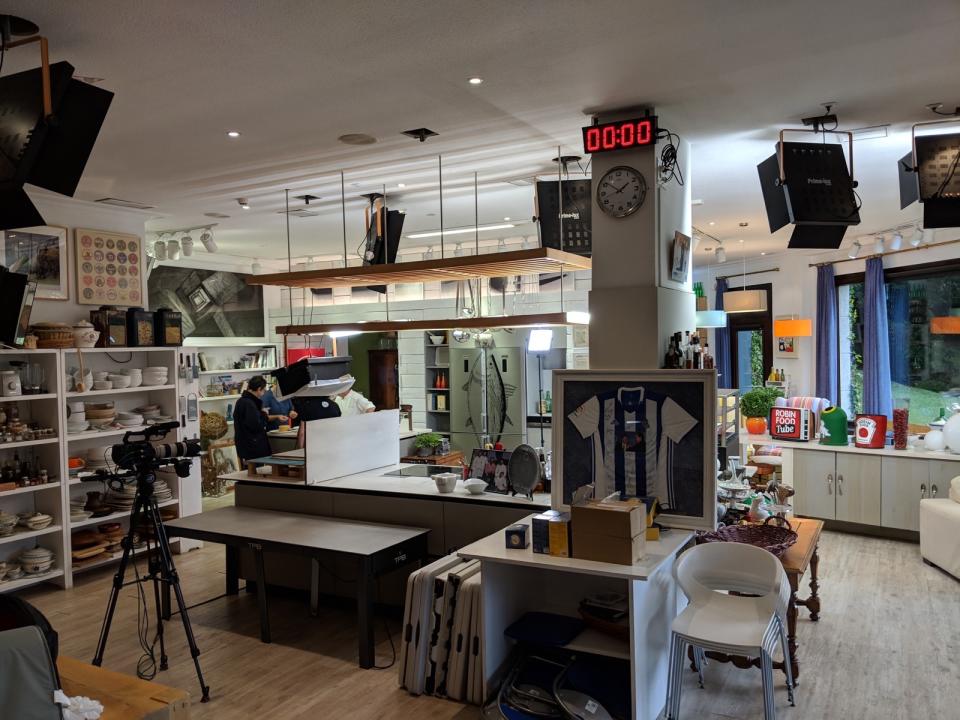 <p>El restaurante cuenta con su propio plató de televisión. Durante mucho tiempo esta parte del caserío fue el escenario de un famoso programa de TV que Martín Berasategui realizaba con el gran cocinero vasco David de Jorge. Ahora el programa lo graban en otro sitio, pero este plató ha quedado como zona de entrevistas y para otras colaboraciones que el chef suele hacer con televisión. Foto: Alexandra Guerrero </p>