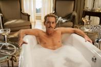 Ähnlich schräge Rollen wie Sacha Baron Cohen spielt auch er mit Vorliebe: Johnny Depp. Denn wer hat bitte eine Badewanne im Wohnzimmer? Mortdecai, lautet die Antwort. Im gleichnamigen Film aus dem Jahr 2015 ist vom Bart bis zum Bad alles ungewöhnlich. (Bild: Studiocanal / David Appleby)