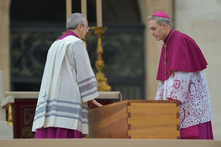 El secretario personal del papa Benedicto XVI, Georg Gänswein (d), junto al féretro, en el funeral del pontífice emérito, Benedicto XVI, en la basílica de San Pedro, a 5 de enero de 2023, en Ciudad del Vaticano, Roma (Italia).