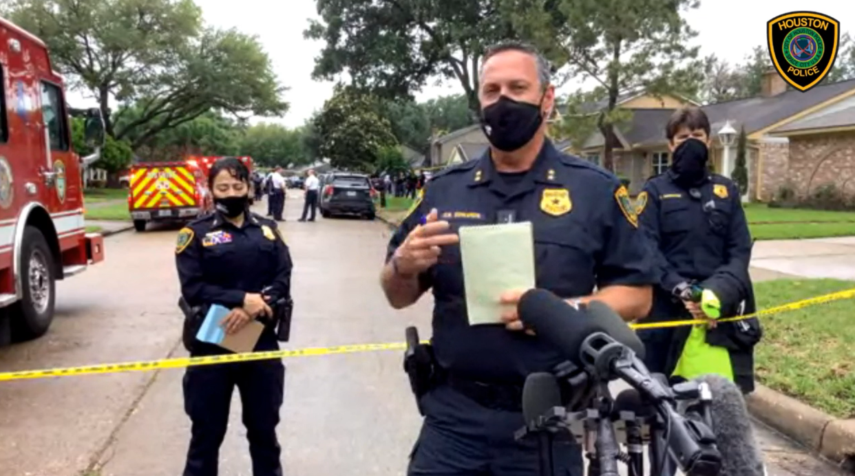 Daryn Edwards de la policía de Houston afuera de una casa donde se encontraron 91 personas en un posible caso de tráfico de personas (Houston Police Department)