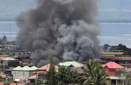 Smoke billows in a residential neighbourhood in Marawi City due to fighting between government soldiers and the Maute militant group, in southern Philippines May 27, 2017. REUTERS/Erik De Castro