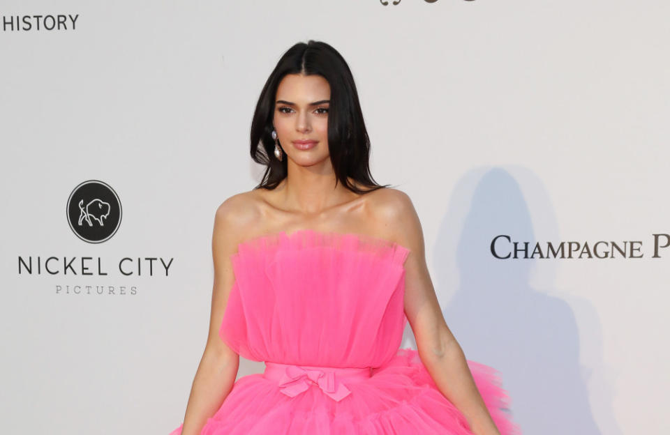 La mannequin est connue pour porter des tenues complexes et exotiques, mais elle ne s'attendait probablement pas à presque perdre sa chaussure aux MTV Video Awards 2016. Kendall se balançait sur ses talons hauts à lacets super audacieux jusqu'à ce que les lanières commencent à tomber en plein milieu de son défilé sur le tapis rouge.