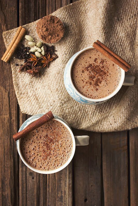 Une version améliorée du classique chocolat à la cannelle est toujours idéale pour se réchauffer rapidement.