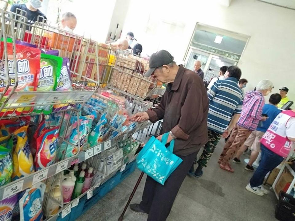 《圖說》板橋榮家行動超市商品琳瑯滿目，長輩精挑細選。〈板橋榮家提供〉