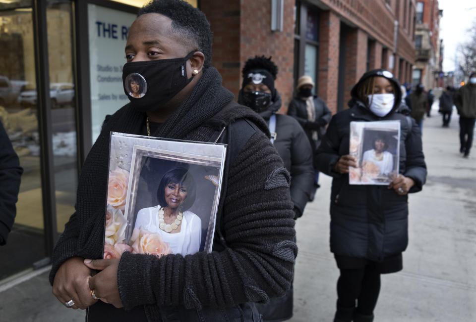 Niall Gulstone de Atlanta, espera formado cerca de la Iglesia Bautista Abyssinian en el barrio de Harlem de Nueva York para asistir a una ceremonia pública de cuerpo presente para Cicely Tyson, el 15 de febrero de 2021. Tyson, quien fue una actriz negra pionera galardonada con el Emmy, falleció el 28 de enero. (Foto AP/Craig Ruttle)