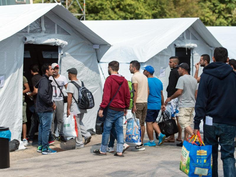 Flüchtlinge beziehen in Neuenstadt am Kocher in Baden-Württemberg ein temporäres Zeltlager. Foto: Daniel Maurer