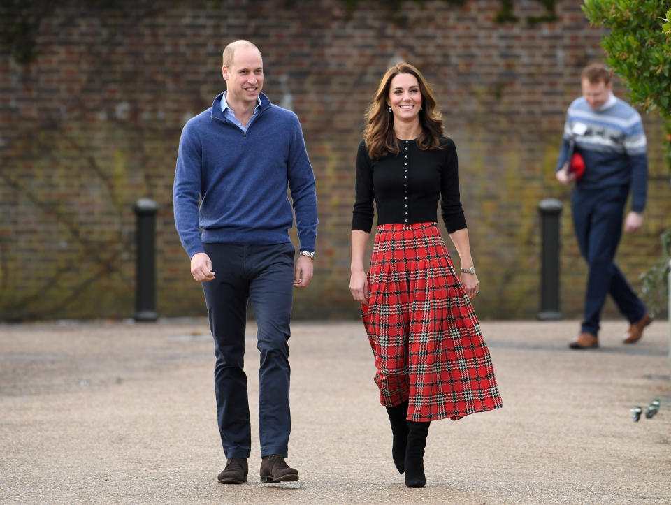 Die Herzogin von Cambridge trug vergangenes Jahr zur Weihnachtsfeier im Kensington Palace einen Emilia Wickstead Schottenrock. [Foto: Getty]