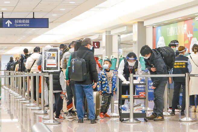 圖為桃園機場自中國大陸地區入境旅客排隊落地採檢情況。（本報資料照片）