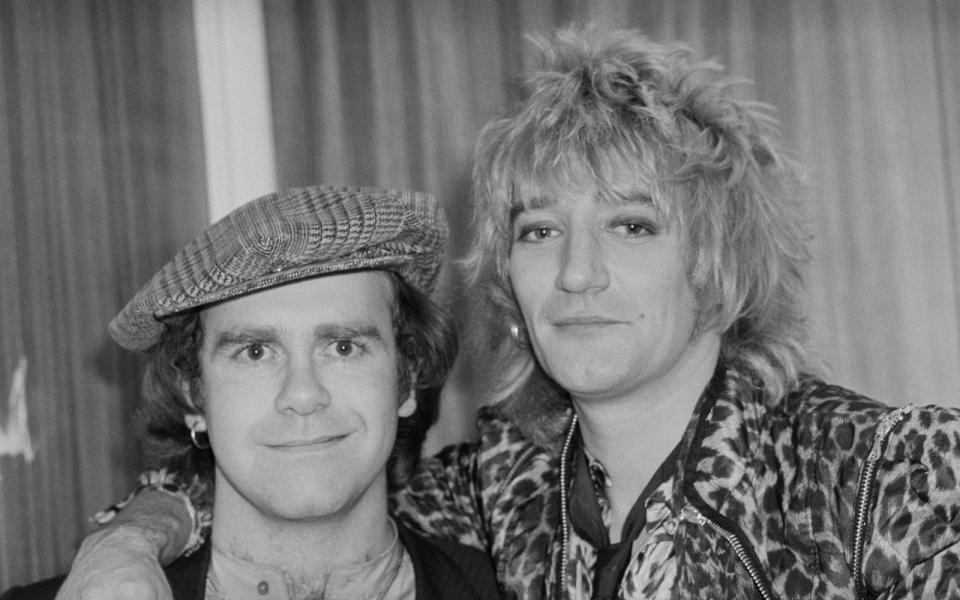 Als einer seiner engsten Freunde im Business gilt Rock-Reibeisen Rod Stewart, hier gemeinsam 1978. Elton John nennt seinen Kumpel liebevoll "Phyllis". (Bild: Evening Standard/Hulton Archive/Getty Images)