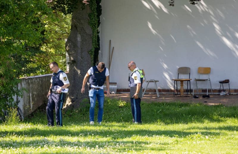 Police officers obtain evidence after hearing gunshots in the nursing home accommodation.  A special police task force has provisionally arrested three people.  Heiko Becker/dpa