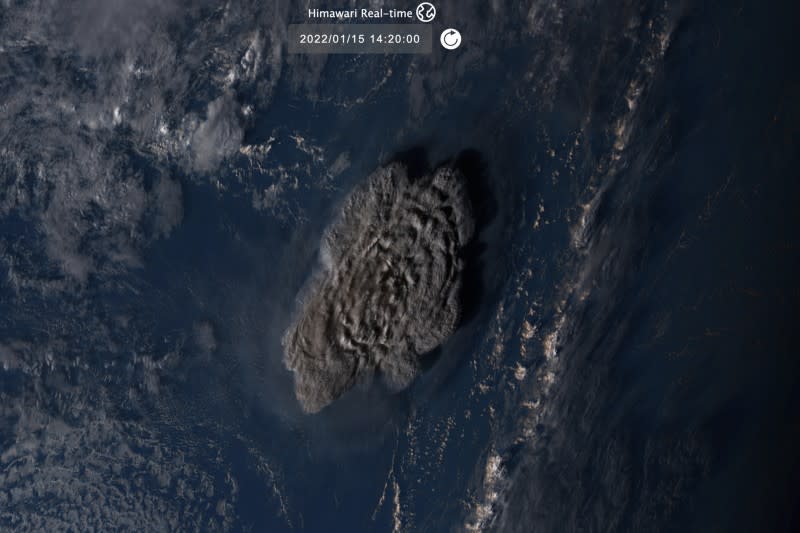 衛星照片顯示，2022年1月15日，東加鄰近海底火山噴發（美聯社）