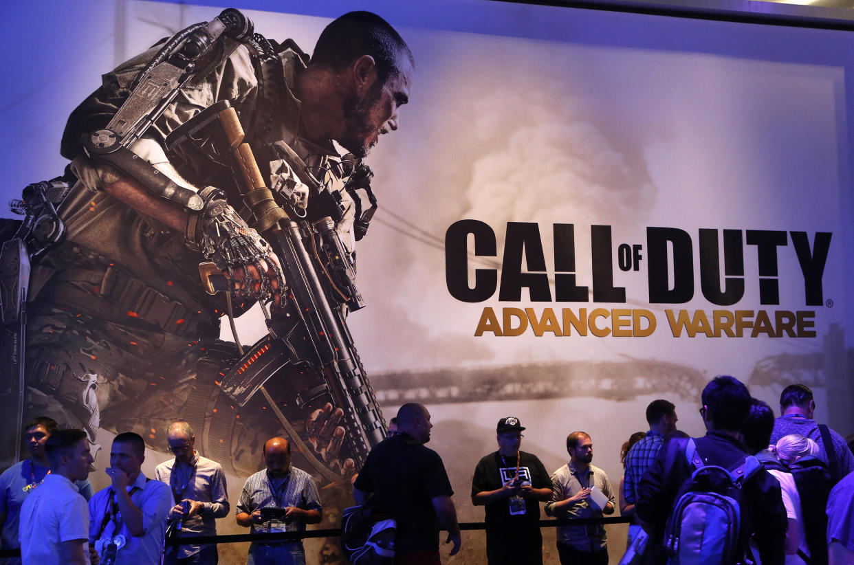 Gamers line up under a "Call of Duty: Advanced Warfare" game display during the 2014 Electronic Entertainment Expo, known as E3, in Los Angeles, California June 11, 2014.  REUTERS/Jonathan Alcorn   (UNITED STATES - Tags: BUSINESS SCIENCE TECHNOLOGY SOCIETY)