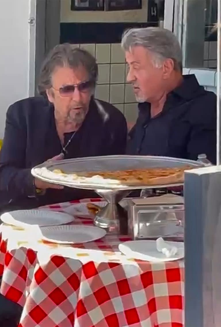 Al Pacino y Sylvester Stallone charlan mientras comen pizza en Beverly Hills