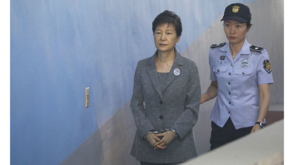 Park Geun-hye (izquierda) llega para una audiencia en un tribunal de Seúl en 2016.