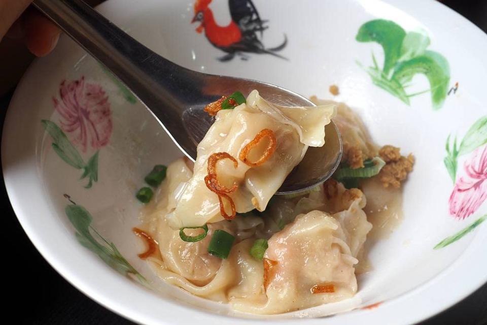 You can also score 'wantan' or 'kiaw' that are juicy, small bites with chilli sauce.