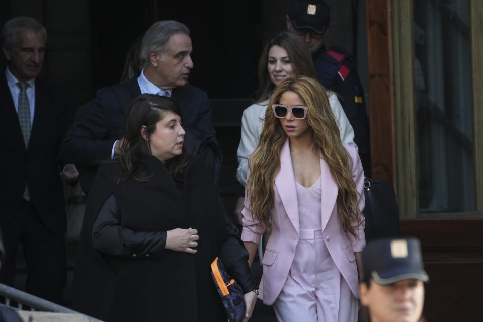 La artista colombiana Shakira, con un traje rosado, sale de una corte en Barcelona, España, el lunes 20 de noviembre de 2023. Shakira alcanzó un acuerdo de último momento para evitar el riesgo de ir a prisión en el primer día de su juicio por fraude fiscal en Barcelona. (Foto AP/Emilio Morenatti)