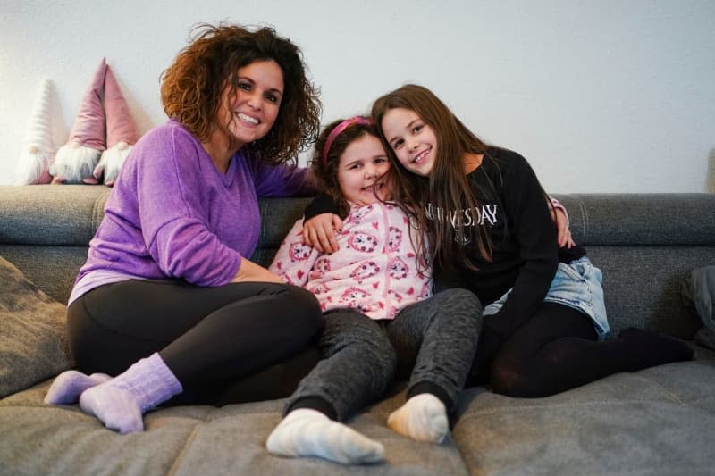 Daniela Bilke (l-r) and her daughters Enna (6) and Luisa. Enna was nearly 4 when she was diagnosed with a brain tumour. The relief that the tumour was gone was unbounded for Daniela, she says. Combatting cancer is particularly difficult in children, suitable medicines often unavailable. Uwe Anspach/dpa