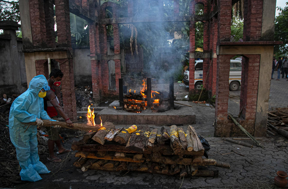 An Indian woman performs rituals near the body of her husband who died of COVID-19 in Gauhati, India, Monday, Sept. 28, 2020. India’s confirmed coronavirus tally has reached 6 million cases, keeping the country second to the United States in number of reported cases since the pandemic began. (AP Photo/Anupam Nath)