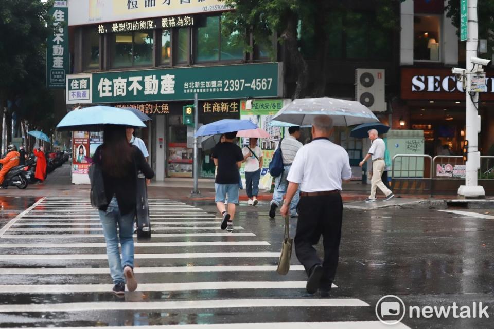 氣象局表示，明日起將接連2波水氣靠近台灣。   圖：葉宜哲/攝（資料照）。