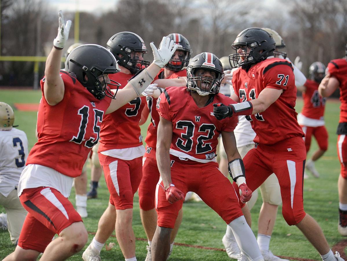 Wellesley Rotary hosts Raiders & Rockets before Thanksgiving football game  - The Swellesley Report