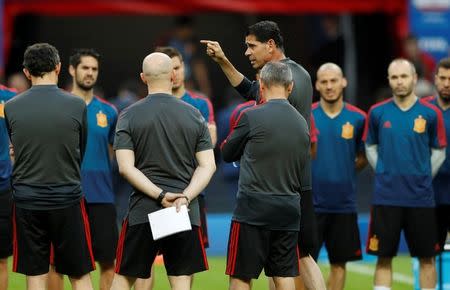 Soccer Football - World Cup - Spain Training - Kazan Arena, Kazan, Russia - June 19, 2018 Spain coach Fernando Hierro during training REUTERS/John Sibley