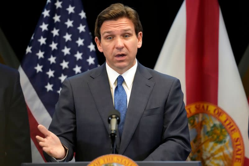 ▲佛州州長德桑蒂斯（Ron DeSantis）於2022年3月簽署《教育父母權利法》，禁止公立學校對3年級以下學童討論有關性與性別的議題，被批評為是「不准說同志」法案。（圖／美聯社／達志影像）