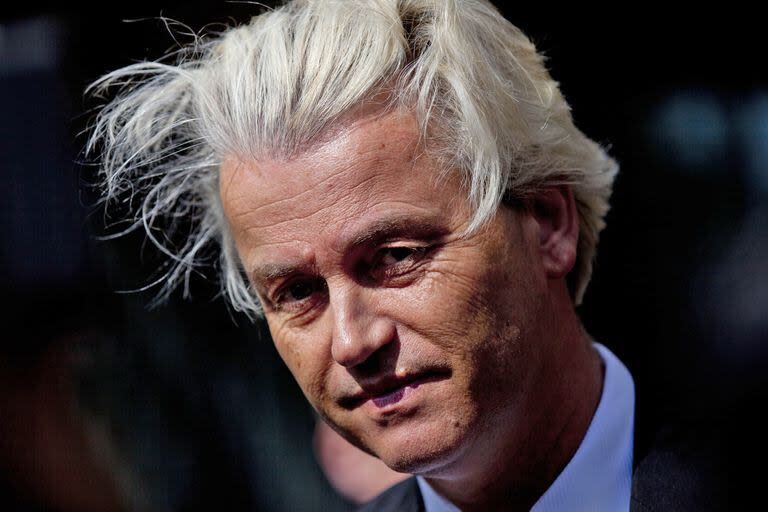 El populista neerlandés Geert Wilders habla con periodistas al iniciar su campaña electoral europea fuera del Banco Nacional de los Países Bajos, el lunes 12 de mayo de 2014, en Ámsterdam, Países Bajos.
