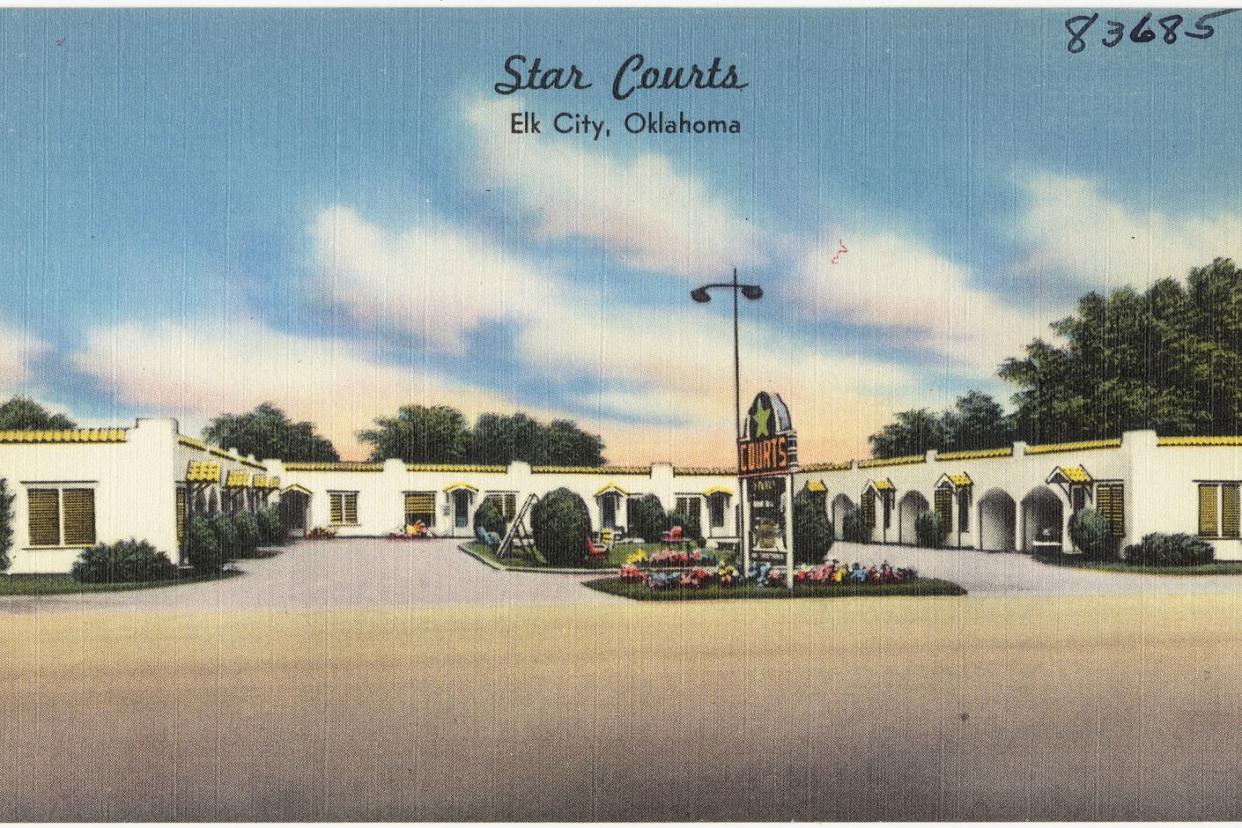 postcard of star courts, elk city from thirties or forties