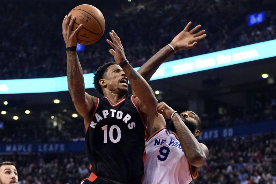 <p>Kräftemessen zwischen DeMar DeRozan (l.) von den Toronto Raptors und Kyle O’Quinn von den New York Knicks während eines NBA-Spiels in Toronto. (Bild: Frank Gunn/The Canadian Press via AP) </p>