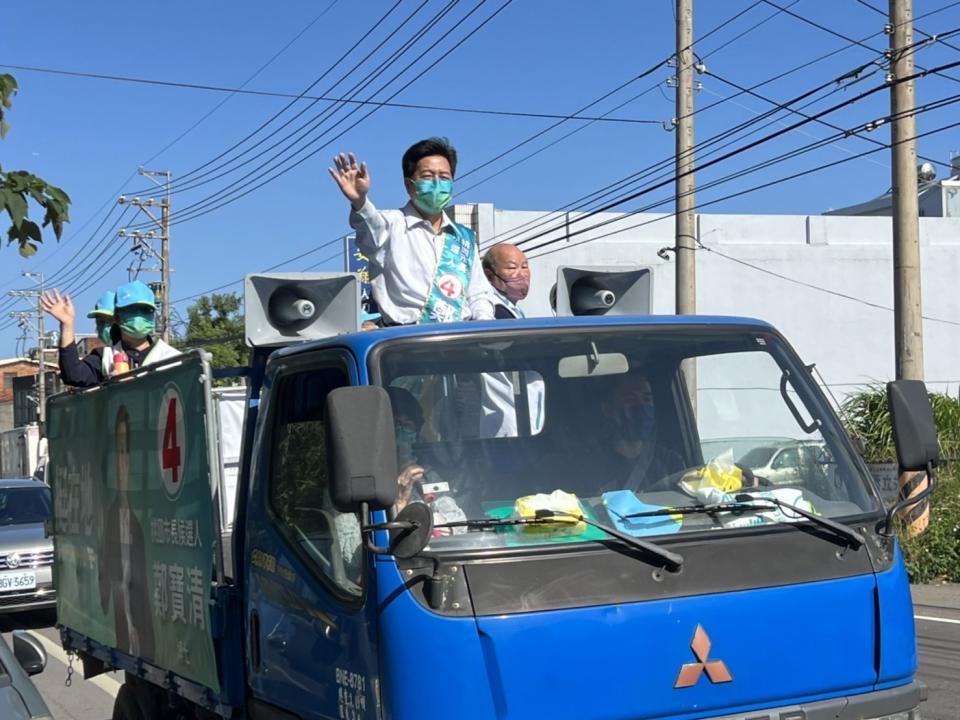 鄭寶清由競辦主委許國泰陪同，從楊梅啟明宮出發掃街拜票。   圖：鄭寶清競辦／提供