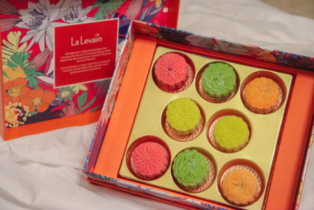 LV's Mid-Autumn Festival gift box this year is similar to last year's  series, both are text and ink series.