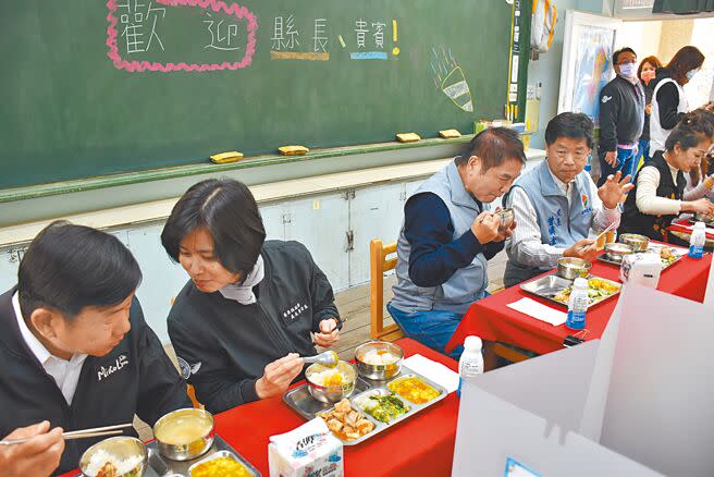 苗栗縣長鍾東錦1日赴頭份市建國國小關心學校營養午餐情況，並與小朋友們一起吃午餐。（謝明俊攝）