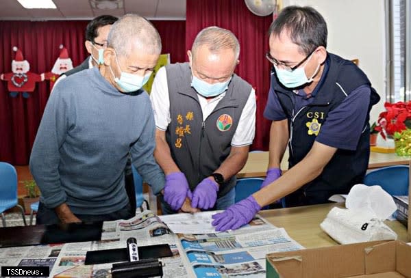 苗栗縣長徐耀昌（中）親自為教養院生採集指紋給教養院弱勢院生多一層安全保障。（記者江乾松攝）