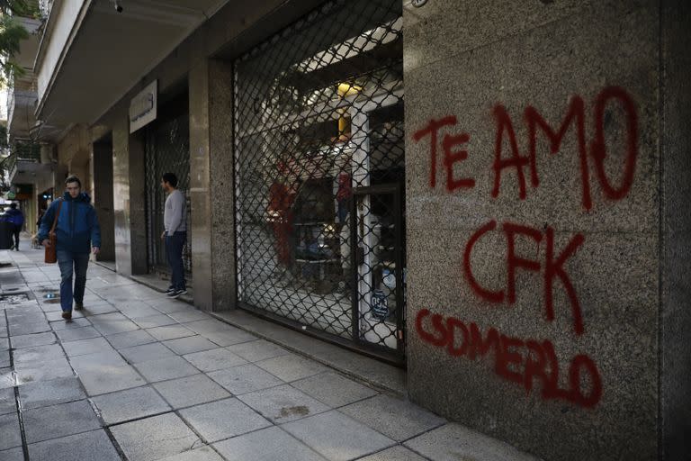 Pintadas, vidrios rotos y ssimpatizantes sobre la calle Juncal donde vieve Cristina Fernandez de Kirchner, en Recoleta.