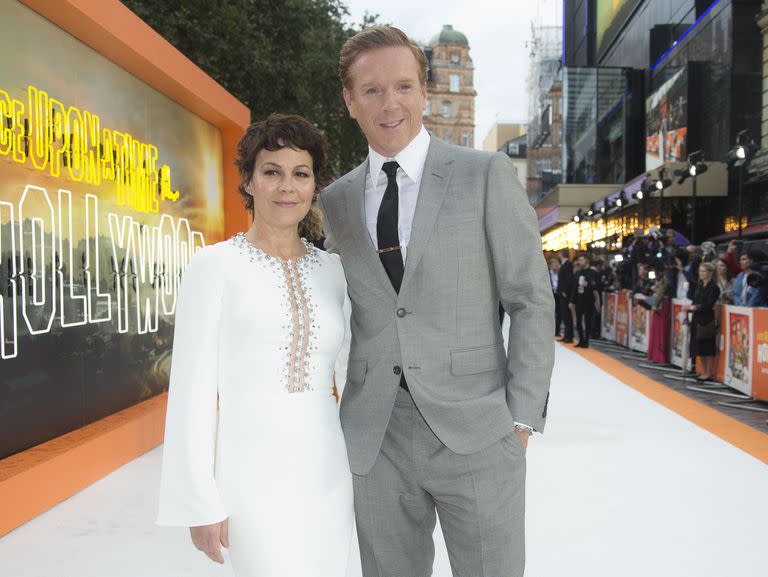 ARCHIVO – Los actores Helen McCrory, izquierda, y Damian Lewis en el estreno de "Once Upon A Time in Hollywood" en Londres el 30 de julio de 2019. McCrory, quien actuó en el programa de televisión “Peaky Blinders” y las películas de “Harry Potter”, murió a los 52 años a causa  de un cáncer, informó su esposo el actor Damian Lewis el 16 de abril de 2021. (Foto Joel C Ryan/Invision/AP, archivo)