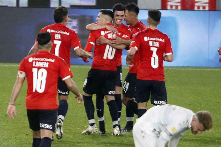 Festeja a lo grande Independiente, que frente a Colón exhibió lo mejor del campeonato